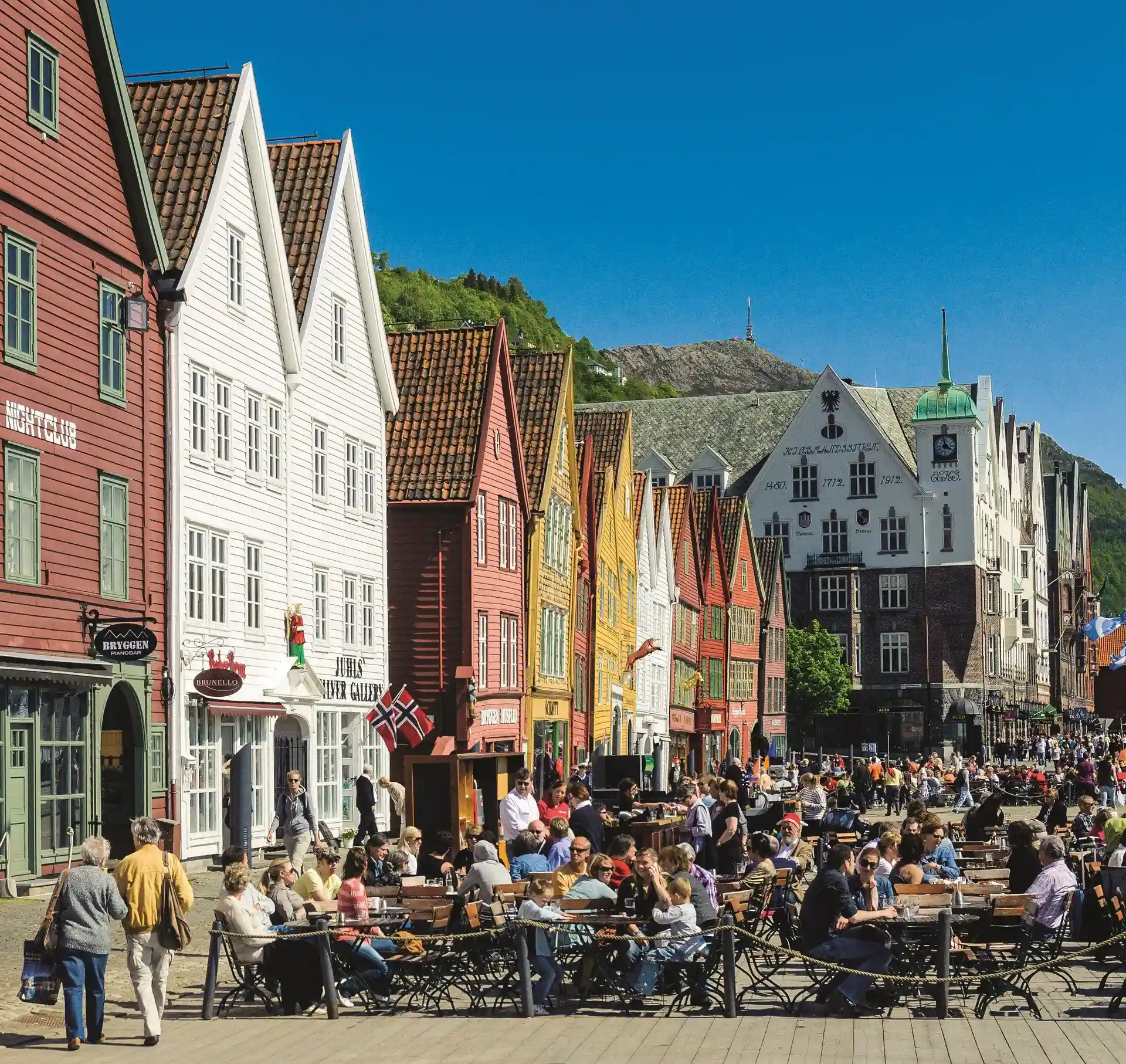 People-at-Bryggen-05960f-hm-kred-Bergen-Reiselivslag-Robin-Strand-visitBergen-30134985-Photo_Robin_Strand_11zon_11zon